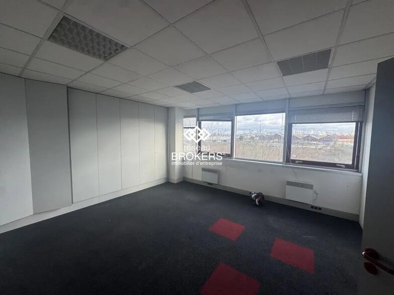 Bureau dans Gennevilliers à louer - Photo de l’immeuble – Image 3 sur 4