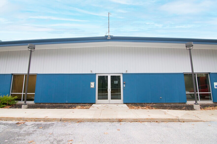 3 Unlimited Dr, Saratoga Springs, NY à louer - Photo de l’immeuble – Image 1 sur 40