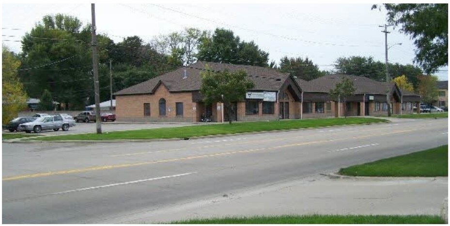 26030 Harper Ave, Saint Clair Shores, MI à louer Photo de l’immeuble– Image 1 sur 3