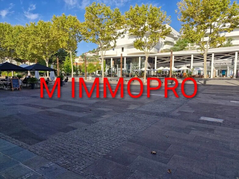 Local commercial dans Mandelieu-la-Napoule à louer - Photo de l’immeuble – Image 1 sur 7