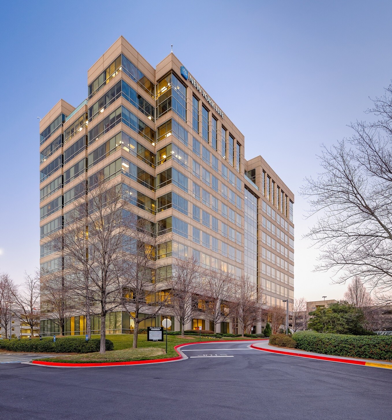 5901 Peachtree Dunwoody Rd NE, Atlanta, GA à louer Photo principale– Image 1 sur 24