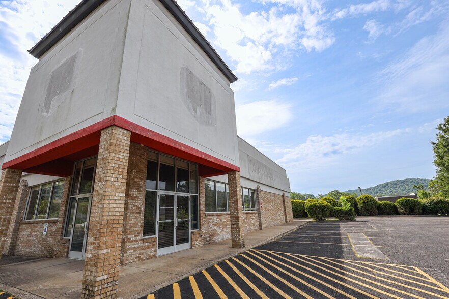 902 N Lewis St, Glenville, WV à louer - Photo de l’immeuble – Image 3 sur 50