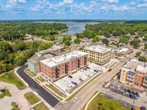 525 Main St, Delafield, WI - Vue aérienne vue de carte - Image1