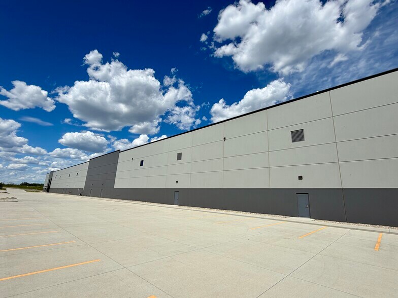 5400 Career Ave, Sioux Falls, SD à louer - Photo de l’immeuble – Image 3 sur 19
