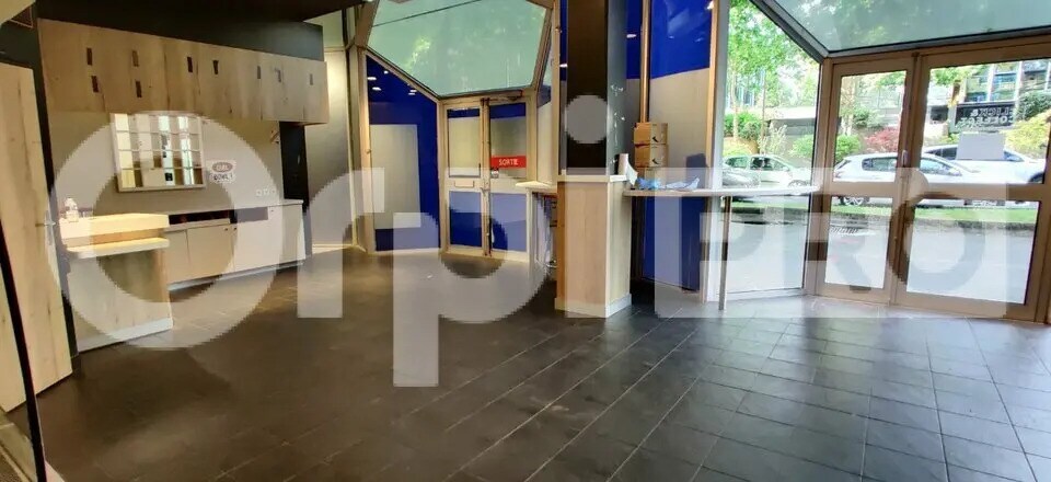 Local commercial dans Évry-Courcouronnes à louer - Photo de l’immeuble – Image 1 sur 7