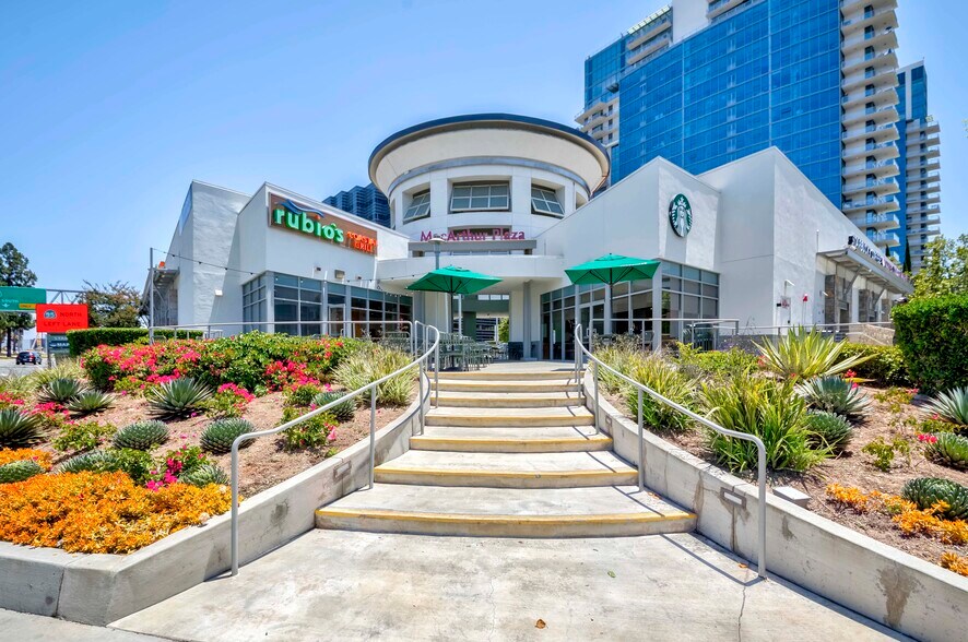 2 Hutton Centre Dr, Santa Ana, CA à louer - Photo de l’immeuble – Image 1 sur 12
