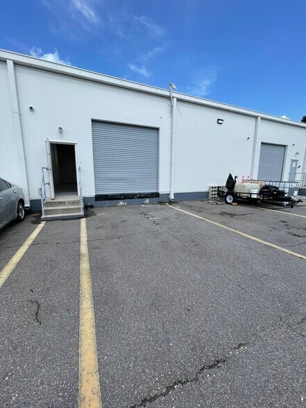 6011 Benjamin Rd, Tampa, FL à louer - Photo de l’immeuble – Image 3 sur 18