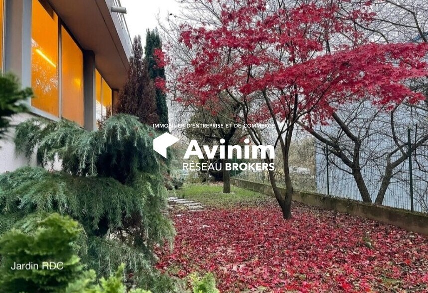 Local d'activités dans Annemasse à vendre - Photo de l’immeuble – Image 2 sur 12