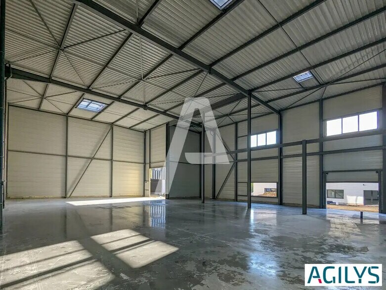 Local d'activités dans Ollainville à vendre - Photo de l’immeuble – Image 1 sur 7