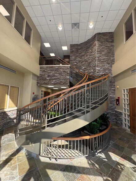 1005 S 107th Ave, Omaha, NE à louer - Photo de l’immeuble – Image 3 sur 11