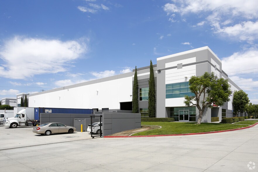 12481 Riverside Dr, Eastvale, CA à louer - Photo principale – Image 1 sur 5