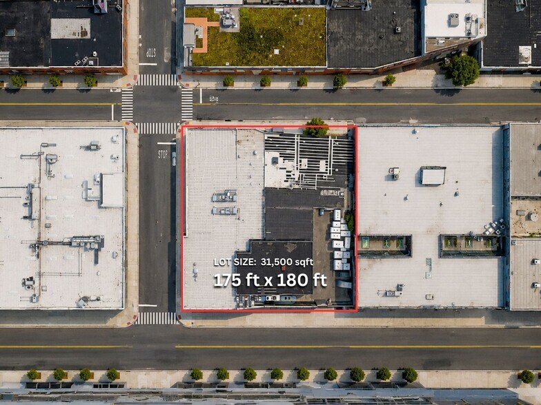 23-01 Borden Ave, Long Island City, NY à vendre - Photo de l’immeuble – Image 2 sur 9