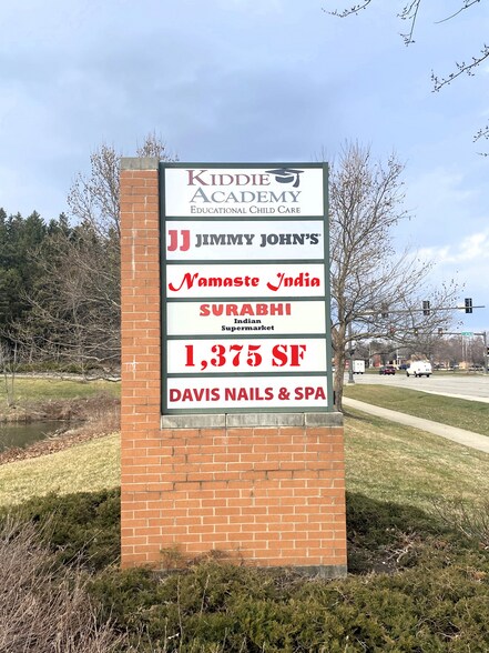 1040-1060 S Sutton Rd, Streamwood, IL à louer - Photo de l’immeuble – Image 2 sur 10