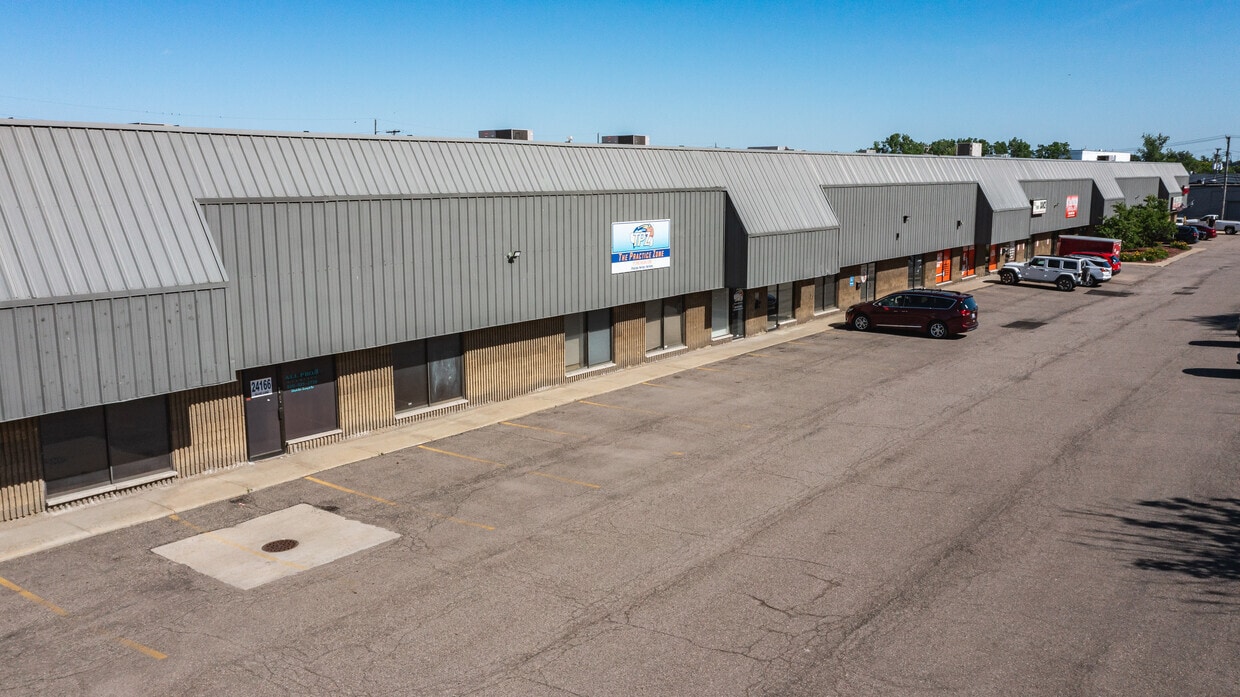 24150-21466 Haggerty Rd, Farmington Hills, MI à louer Photo de l’immeuble– Image 1 sur 10