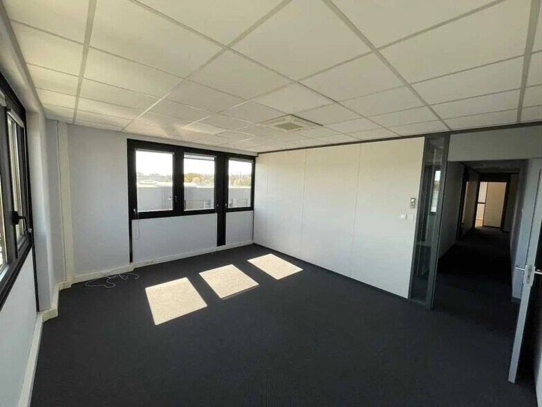 Bureau dans Compiègne à louer - Photo de l’immeuble – Image 2 sur 4