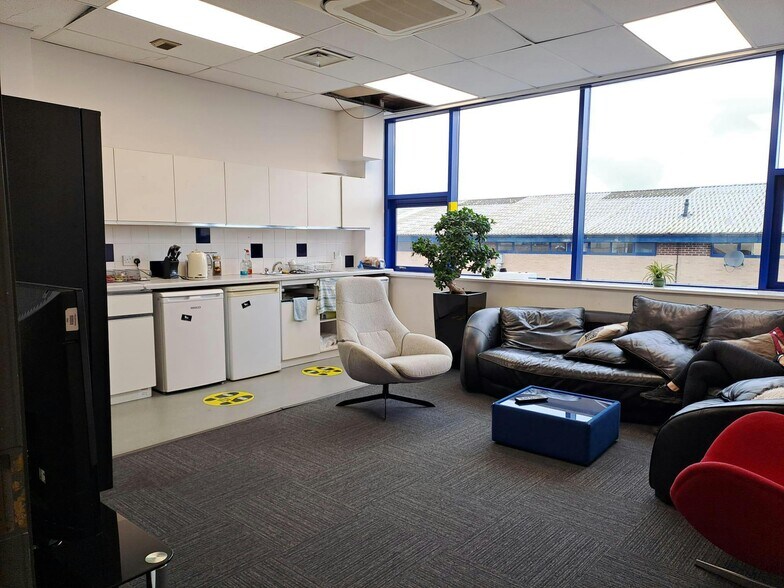 37 Gatwick Rd, Crawley à louer - Photo intérieure – Image 3 sur 30