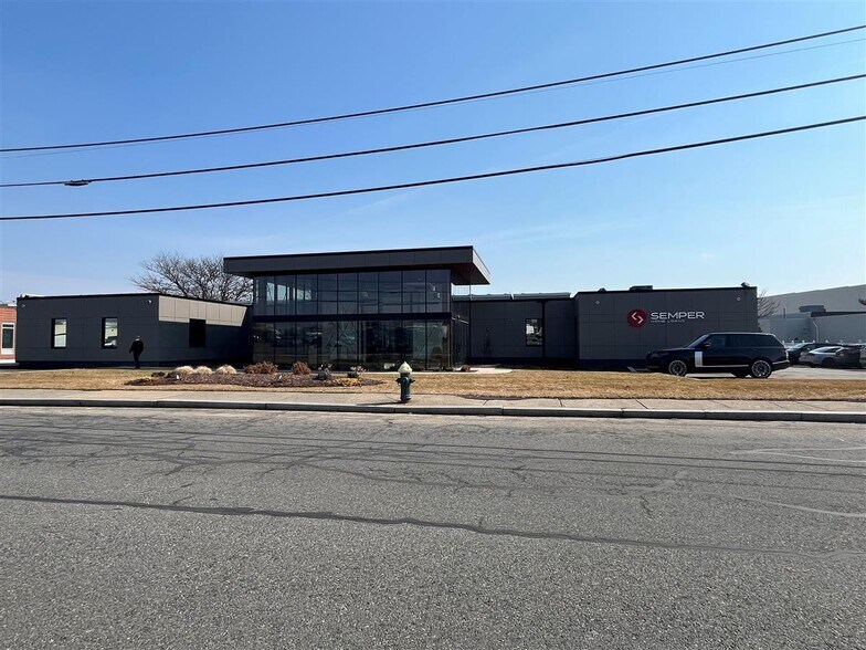 225 Dupont Dr, Providence, RI à vendre - Photo principale – Image 1 sur 11