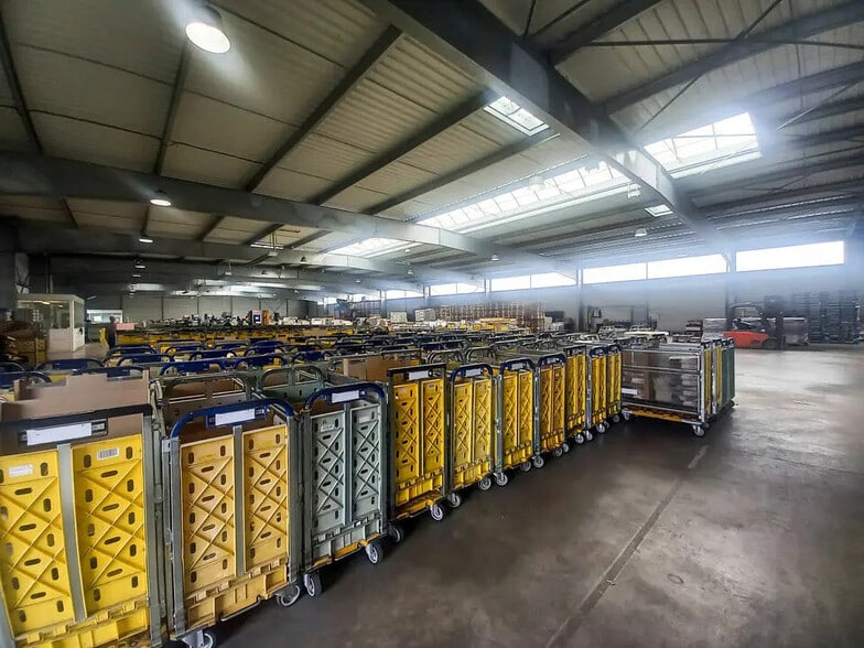 Local d’activités dans Carpiquet à louer - Photo intérieure – Image 2 sur 8