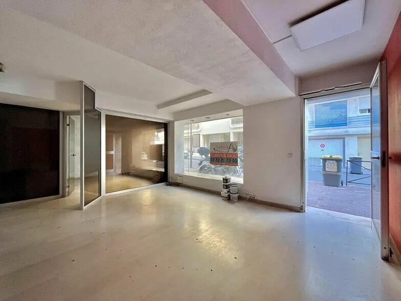 Local commercial dans Antibes à louer - Photo de l’immeuble – Image 1 sur 5