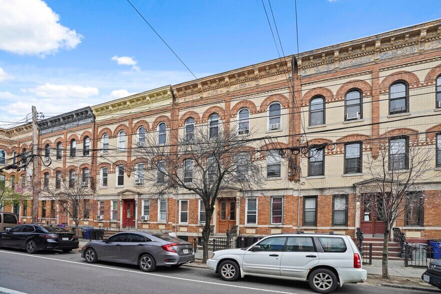 1824 Cornelia St, Flushing, NY à vendre - Photo de l’immeuble – Image 2 sur 6