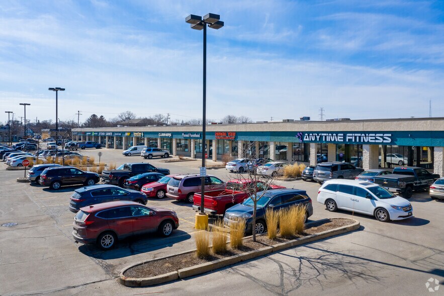 2225-2267 S 108th St, West Allis, WI à louer - Photo de l’immeuble – Image 2 sur 8