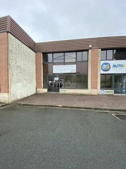Local d’activités dans Voisins-le-Bretonneux à louer - Photo de l’immeuble – Image 2 sur 10