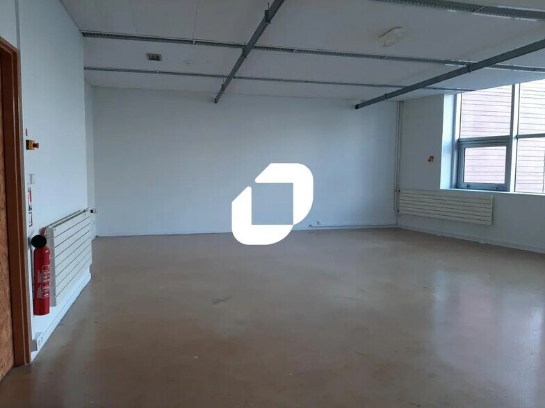 Bureau dans Dammarie-les-Lys à louer - Photo de l’immeuble – Image 3 sur 7