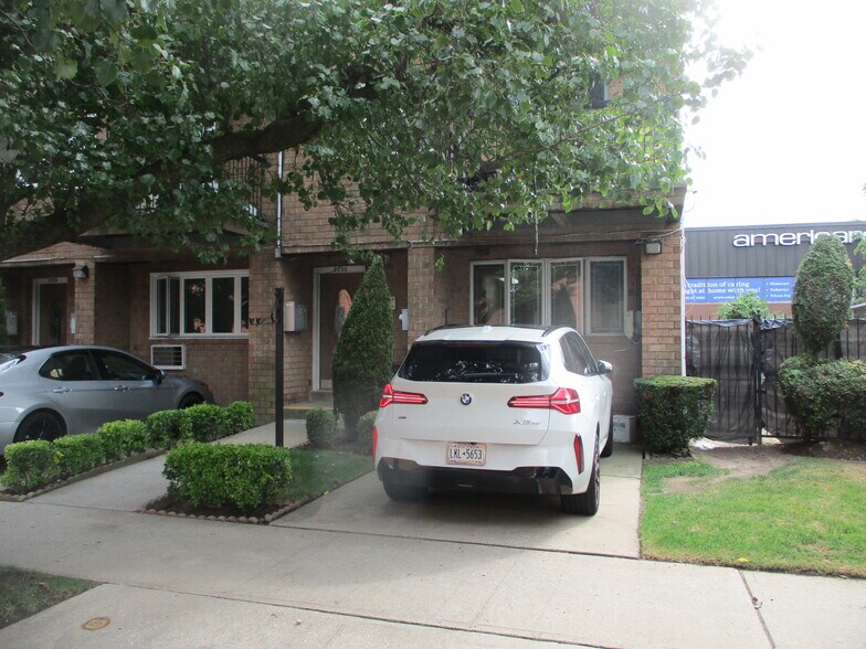 2256 Hendrickson St, Brooklyn, NY à louer - Photo de l’immeuble – Image 1 sur 11