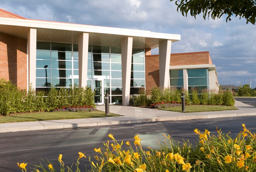 12080 N Corporate Pky, Mequon, WI à vendre - Photo de l’immeuble – Image 1 sur 13