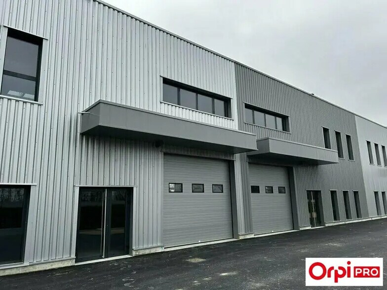 Local d'activités dans Bourgoin-Jallieu à vendre - Photo de l’immeuble – Image 1 sur 7