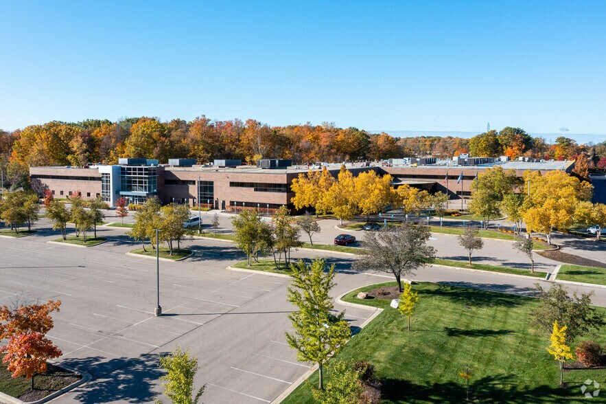 39600 Lewis Dr, Novi, MI à louer - Photo de l’immeuble – Image 2 sur 10