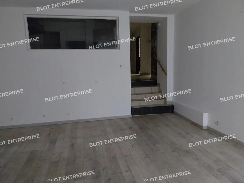 Local commercial dans Saint-Brieuc à louer - Photo de l’immeuble – Image 3 sur 7