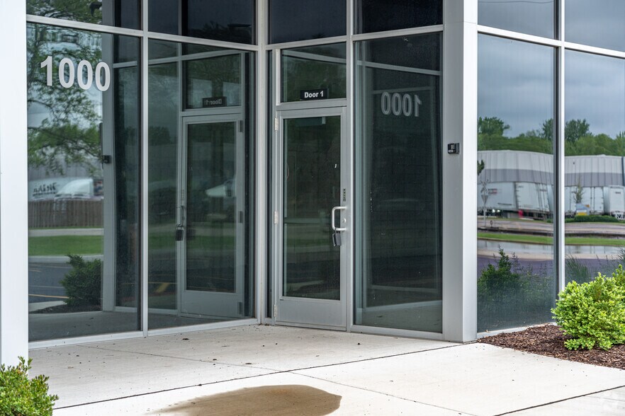 1000 Harvester Rd, West Chicago, IL à louer - Photo de l’immeuble – Image 2 sur 4