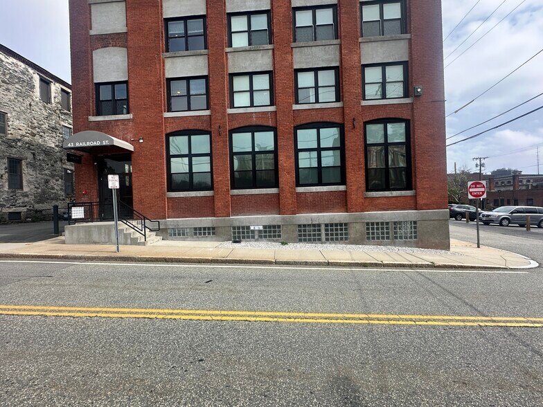43 Railroad St, Woonsocket, RI à louer - Photo de l’immeuble – Image 2 sur 7