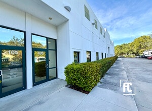 574 NW Mercantile Pl, Port Saint Lucie, FL à louer Photo de l’immeuble– Image 2 sur 9