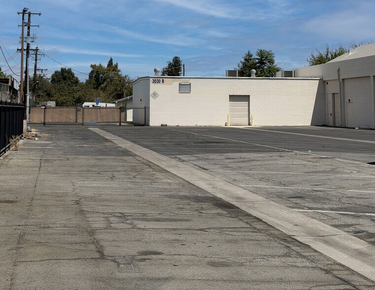 3030 Brundage Ln, Bakersfield, CA à louer - Photo de l’immeuble – Image 2 sur 12