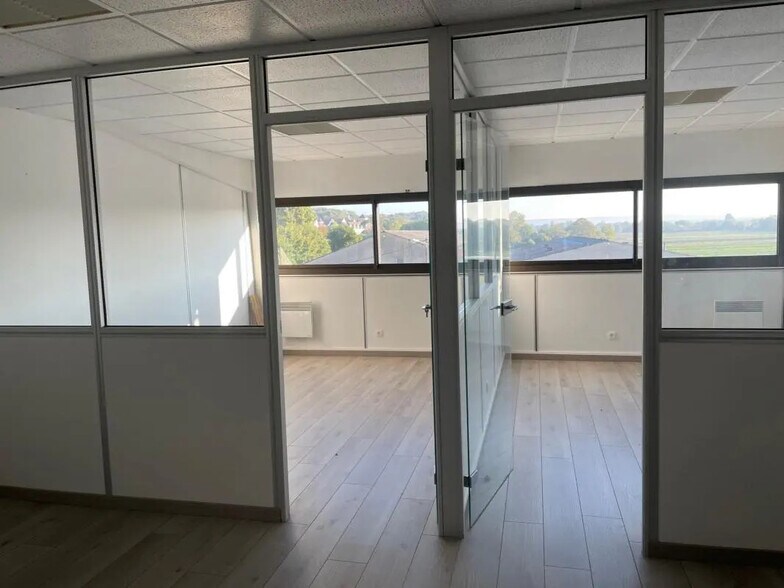 Bureau dans Le Mesnil-le-Roi à louer - Photo de l’immeuble – Image 2 sur 31