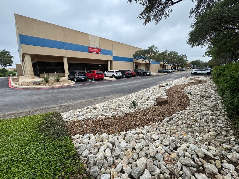 6001-6035 Randolph Blvd, San Antonio, TX à louer - Photo principale – Image 1 sur 8