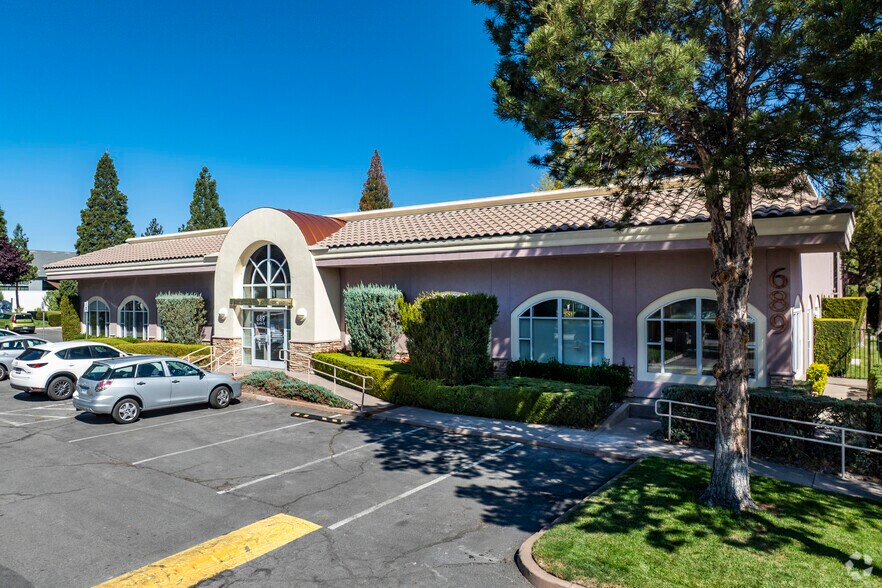 689 Sierra Rose Dr, Reno, NV à louer - Photo de l’immeuble – Image 2 sur 4
