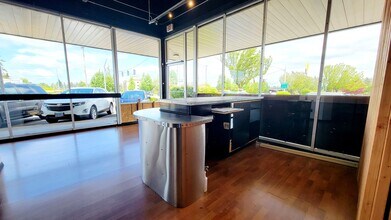 1501-1551 Hawthorne Ave NE, Salem, OR à louer Photo de l’immeuble– Image 2 sur 11