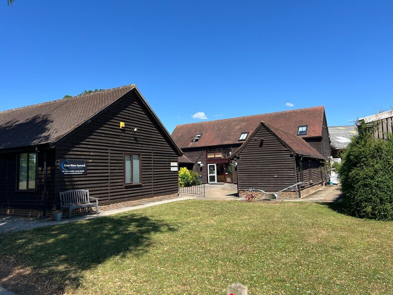 The Barn, Dawes Farm, Bognor Road, Warnham, Warnham à louer - Photo de l’immeuble – Image 3 sur 9