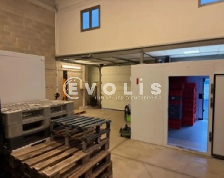 Local d’activités dans Villeneuve-la-Garenne à louer - Photo de l’immeuble – Image 3 sur 4