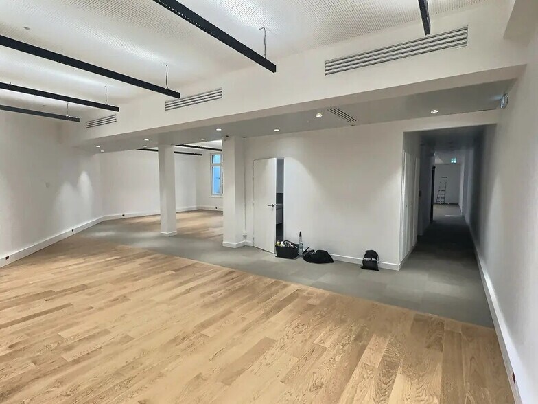 42 Rue De Bassano, Paris à louer - Photo de l’immeuble – Image 3 sur 13