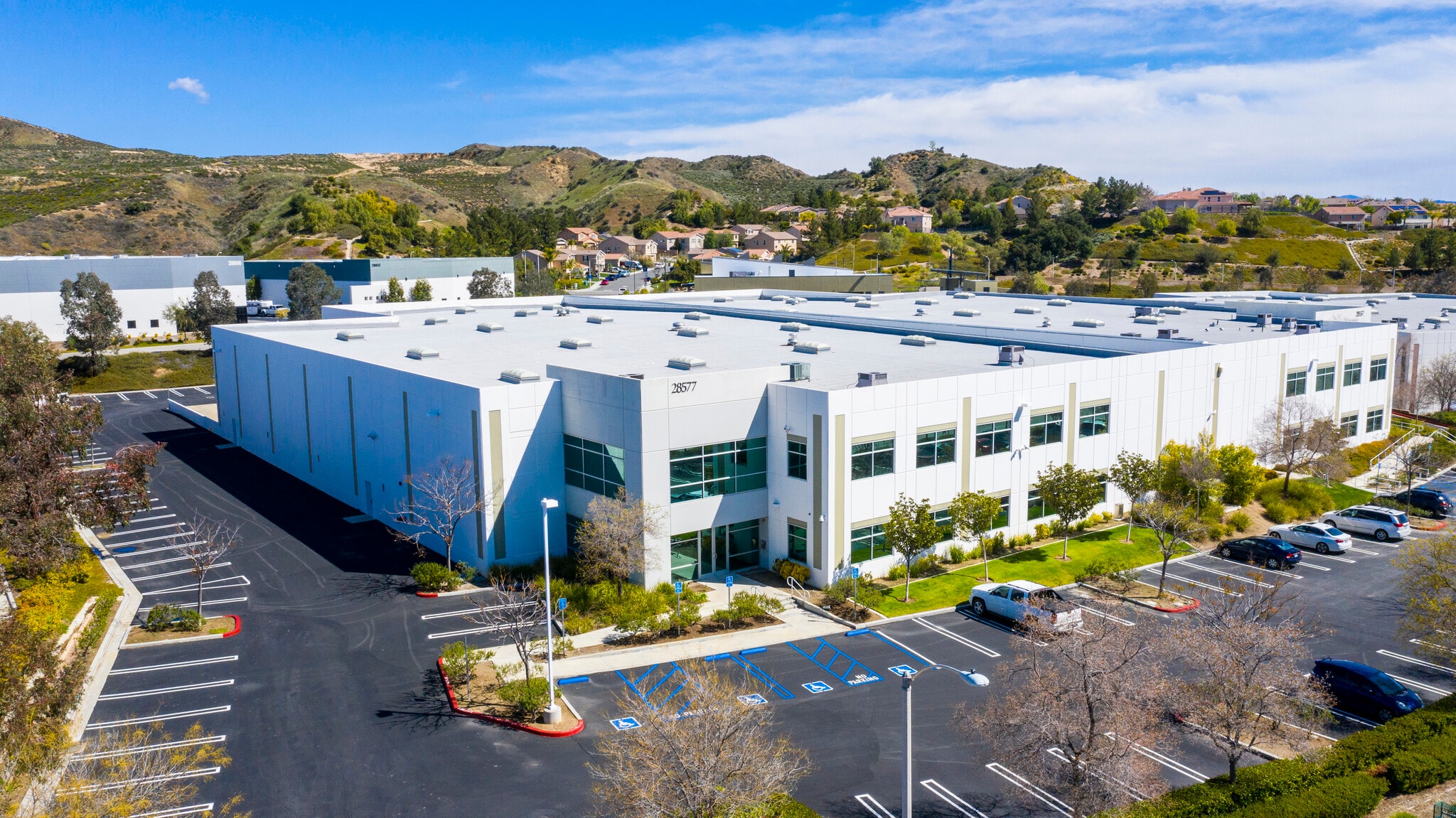 28577 W Industry Dr, Valencia, CA à louer Photo de l’immeuble– Image 1 sur 10