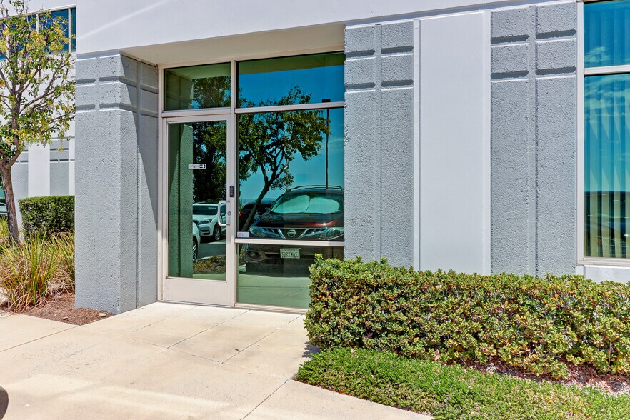 27156 Burbank, Foothill Ranch, CA à vendre - Photo de l’immeuble – Image 2 sur 4