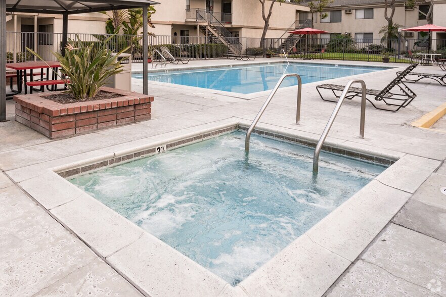 2841 E Lincoln Ave, Anaheim, CA à vendre - Photo de l’immeuble – Image 2 sur 25