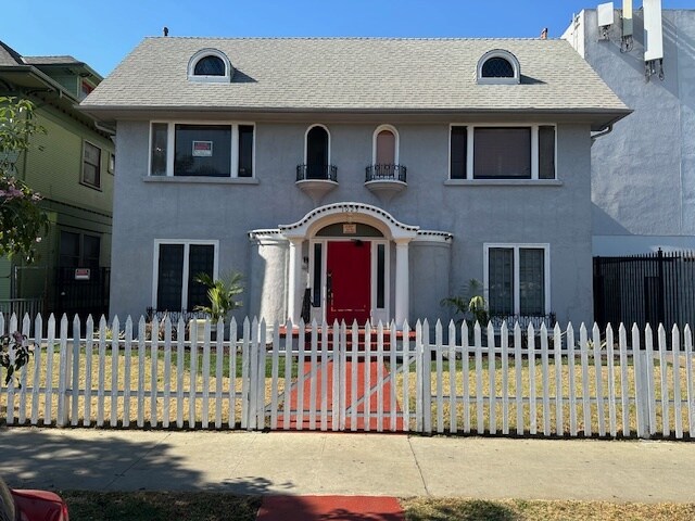 1025 Locust Ave, Long Beach, CA à vendre - Photo de l’immeuble – Image 1 sur 26