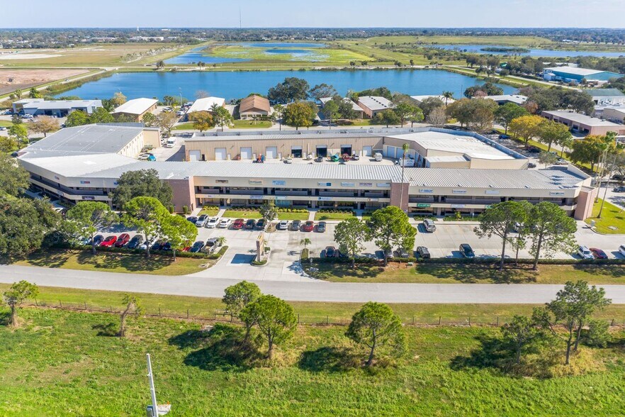 361-407 Interstate Blvd, Lakewood Ranch, FL à louer - Photo de l’immeuble – Image 1 sur 6