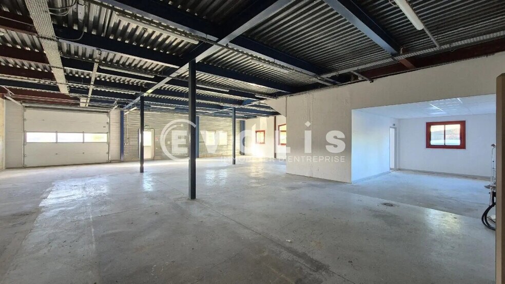 Local d’activités dans Chanteloup-en-Brie à louer - Photo de l’immeuble – Image 1 sur 13