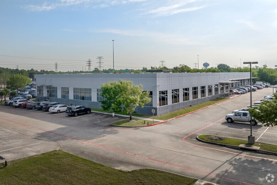 1717 N Sam Houston Pky W, Houston, TX à louer - Photo de l’immeuble – Image 2 sur 4